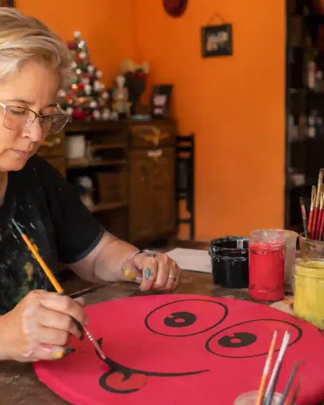 Natalia en su taller de Villa Devoto pintando juegos gigantes